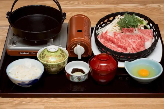 ・
【黒毛和牛すきやき御膳　3,800円（税込）】
みなさんこんにちは！
日本料理蔵です。

本日は、自慢の逸品をご紹介いたします。

とろけるような柔らかさと旨みが特徴の「奈義牛」を贅沢に使用した、
黒毛和牛すきやき御膳。

若い方からご年配の方まで、どの世代のお客様にもご好評いただいている一品です。

ちょっと特別な日や、
「今日は自分にご褒美を」と思った時に、ぜひお召し上がりください。

昼の部、夜の部どちらでもお召し上がりいただけます。
皆さまのご来店を心よりお待ちしております。

#日本料理蔵
#新倉敷ランチ
#新倉敷駅
#新倉敷駅前
#新倉敷駅北口
#新倉敷ランチ
#新倉敷グルメ
#玉島ランチ
#玉島グルメ
#倉敷ランチ
#倉敷グルメ
#倉敷和食
#倉敷日本料理
#岡山ランチ
#岡山グルメ
#岡山和食
#岡山日本料理
#日本料理