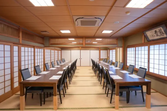 ・
【ご宴会に最適なお部屋のご紹介】

日本料理 蔵では、最大70名様までご案内可能な大広間をご用意しております。

畳の上に椅子とテーブルを配した和モダン空間で、足元も快適。
歓送迎会、懇親会、打ち上げ、各種ご会食など、幅広いシーンに対応いたします。

少人数様向けのお部屋もございますので、ご利用人数に応じて柔軟にご対応可能です。
お気軽にお問い合わせくださいませ。

#日本料理蔵#新倉敷ランチ#新倉敷駅#新倉敷駅前#新倉敷駅北口#新倉敷ランチ#新倉敷グルメ#玉島ランチ#玉島グルメ#倉敷ランチ#倉敷グルメ#倉敷和食#倉敷日本料理#岡山ランチ#岡山グルメ#岡山和食#岡山日本料理#日本料理
 #宴会場 #和モダン #個室完備 #大人数対応 #歓送迎会 #打ち上げ #和食 #会食 #接待 #京都風情