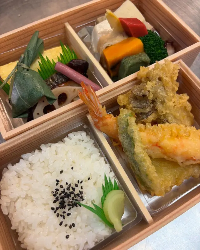 ・
【季節弁当 2,160円（税込）】
旬の味覚をぎゅっと詰め込んだ、彩り豊かなお弁当ができました。

天ぷら、煮物、焼き魚、出し巻き玉子など、一品一品丁寧に仕上げた季節の味わい。
見た目にも華やかで、贈り物や会議・お集まりにもぴったりです。

ご予約・お持ち帰り承ります。
ご注文お待ちしております。

日本料理　蔵
〒710-0251
岡山県倉敷市玉島長尾2684
営業時間　11:30〜14:00/17:00〜21:00
📞086-523-4888

#日本料理蔵#新倉敷ランチ#新倉敷駅#新倉敷駅前#新倉敷駅北口#新倉敷ランチ#新倉敷グルメ#玉島ランチ#玉島グルメ#倉敷ランチ#倉敷グルメ#倉敷和食#倉敷日本料理#岡山ランチ#岡山グルメ#岡山和食#岡山日本料理#日本料理
#季節弁当 #お弁当 #和食弁当 #テイクアウト #日本料理 #和食ランチ #仕出し弁当 #天ぷら弁当 #旬の味