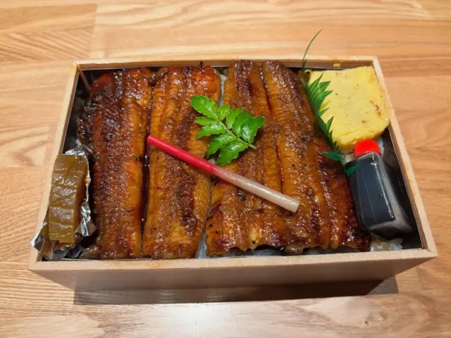 【土用の丑・特製 国産鰻重】
今年もご用意いたします！

ふっくら香ばしく焼き上げた国産鰻を、秘伝のタレで仕上げた自慢の逸品。
一年の元気をチャージする、特別な鰻重はいかがですか？

📅お渡し日：
7月18日（金）・19日（土） 店頭にて
💰価格：3,800円（税込）
📞ご予約はお電話にて受付中です！

ご注文、お待ちしております！

#土用の丑 #鰻重 #国産うなぎ #スタミナごはん #夏のごちそう #予約受付中