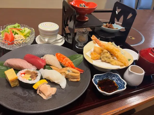 ・
🍣【ランチ限定✨にぎり寿司膳】
1日10食限定！早い者勝ち👀
税込1,870円

蔵自慢の握り寿司に、揚げたてサクサクの天ぷら、彩りサラダ、茶碗蒸し、小鉢までついた贅沢ランチ🍤🥗

ボリューム満点＆驚きのコスパ💯
この内容でこの価格は他ではなかなか味わえません！

お昼のご褒美に、ぜひご賞味ください😊

📍提供時間：ランチタイム限定

 #日本料理蔵
 #寿司ランチ 
#倉敷グルメ 
#倉敷ランチ
#玉島グルメ
#玉島ランチ