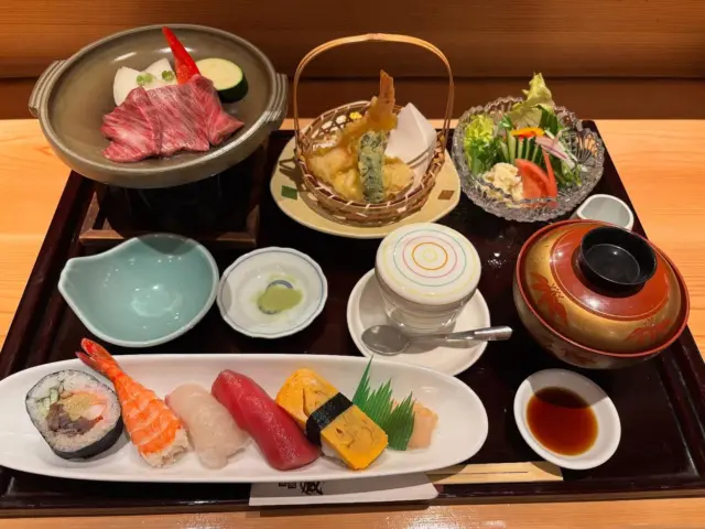 ・
【黒毛和牛ステーキ膳】 3,300円（税込）

国産の黒毛和牛を丁寧に焼き上げ、旨みを引き出しました。
そこに、季節の握り寿司を添えて。
肉と鮨の出逢いを、ぜひご堪能ください。

昼の部、夜の部共にお召し上がりにれます。
皆様のお越しを心よりお待ちしております。

#日本料理蔵
#倉敷ランチ
#倉敷グルメ
#玉島ランチ
#玉島グルメ