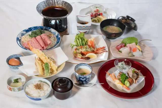 ・
【蔵の法要会席のご案内】

日本料理蔵では、ご法要のお席を心を込めてお手伝いさせていただきます。
ご予算に応じて3種類の会席をご用意しております。

■ 偲（しのぶ）　5,500円（税込）
■ 心（こころ）　7,700円（税込）
■ 和（なごみ）　9,900円（税込）

落ち着いた雰囲気の個室もご準備しております。
大切な方を偲ぶひとときに、どうぞご利用くださいませ。
ご希望やご相談などございましたら、お気軽にお申し付けください。

#日本料理蔵
#法要会席
#玉島ランチ
#玉島グルメ
#倉敷ランチ
#倉敷グルメ