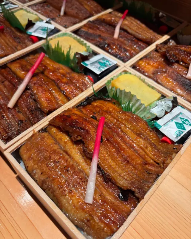 ・
【ご報告と御礼】
7月・土用の丑
今年も蔵の夏の大イベント、土用の丑を無事終えることができました。
7月18日・19日の2日間で、総数800食を超えるご注文をいただき、心より感謝申し上げます。

「予約して良かった」「美味しかった」
そんなお声をいただけたことが、私たちの何よりの励みです。

これからも、蔵でのお食事が皆様の特別なひとときとなるよう、
料理・サービス・空間すべてにおいて、より一層の努力を重ねてまいります。

今後とも日本料理 蔵をどうぞよろしくお願い申し上げます。

#日本料理蔵
#倉敷ランチ
#倉敷グルメ
#玉島ランチ
#玉島グルメ
#鰻重
#土用の丑
